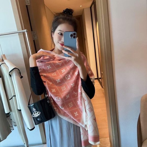 ๐โจAUTHENTICโจ๐Louis Vuitton scarf - Picture 1 of 3